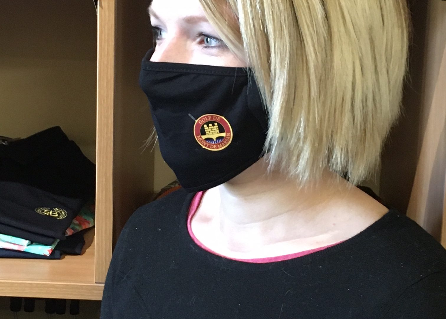 Portez fièrement les couleurs du club avec notre masque logoté!