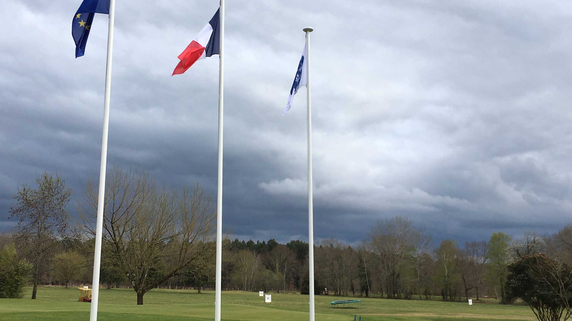 Fiers de nos drapeaux!