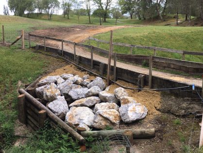 Travaux d'empierrement du pont du trou n°3