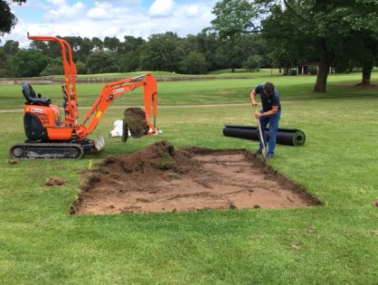 Début des travaux des départs en gazon synthétique