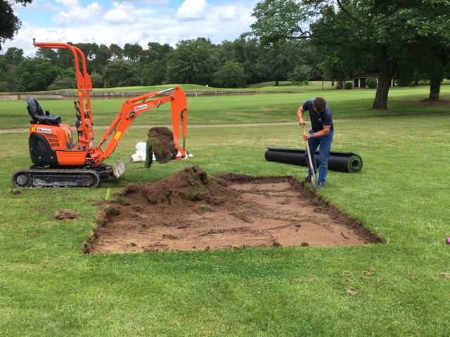 Début des travaux des départs en gazon synthétique